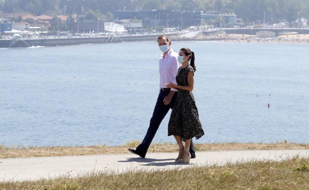 El paseo de Sus Majestades por el Cerro de Santa Catalina en Gijón