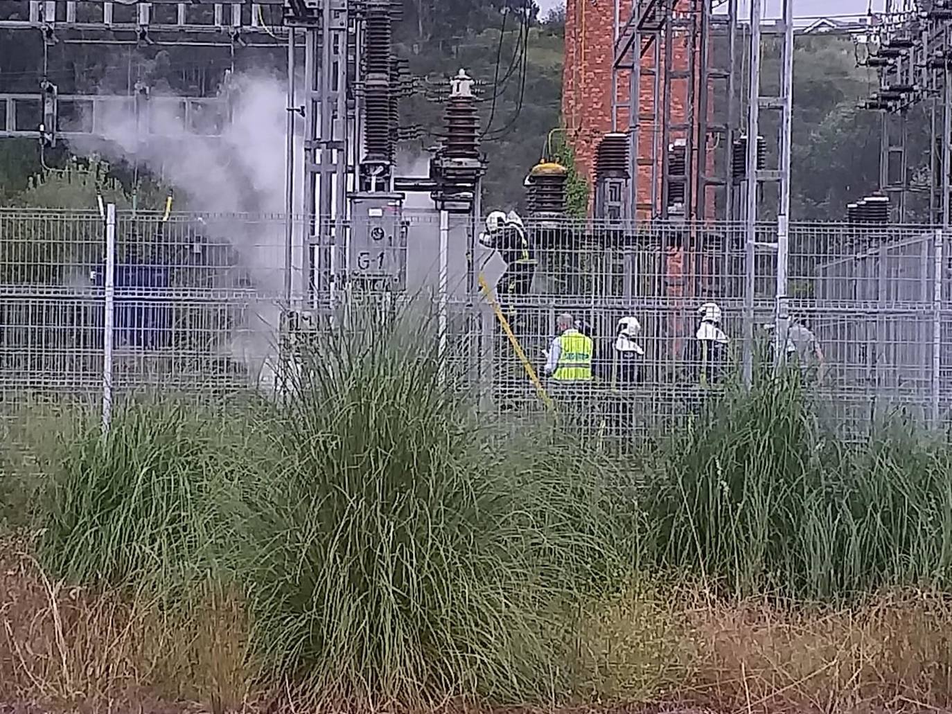 Un incendio en Avilés corta el tráfico ferroviario con Oviedo y causa un caos en la salida de de la playa de San Juan