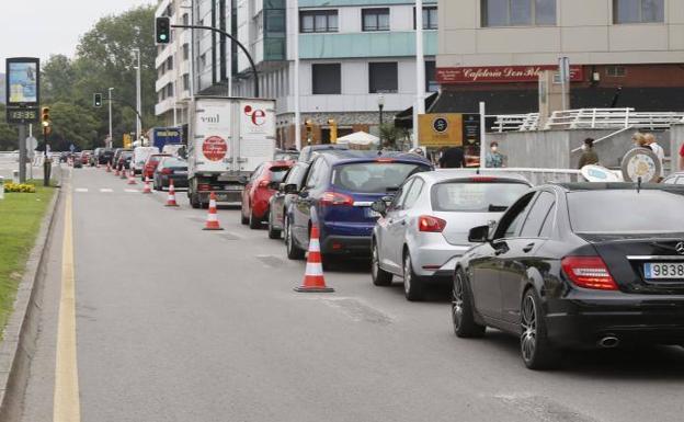 Primeros atascos en el Muro con el cambio a un único carril de circulación
