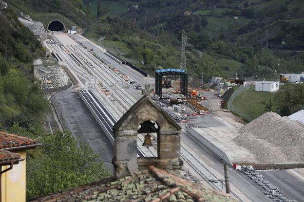 Los partidos ven prioritario acabar la variante de Pajares y después potenciar las cercanías
