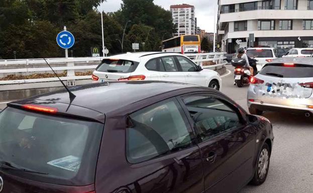 Nueva tarde de atascos en Gijón por las restricciones en el Muro