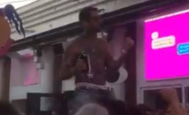 Escupiendo alcohol, sin mascarilla y sin distancia de seguridad en una discoteca de Málaga