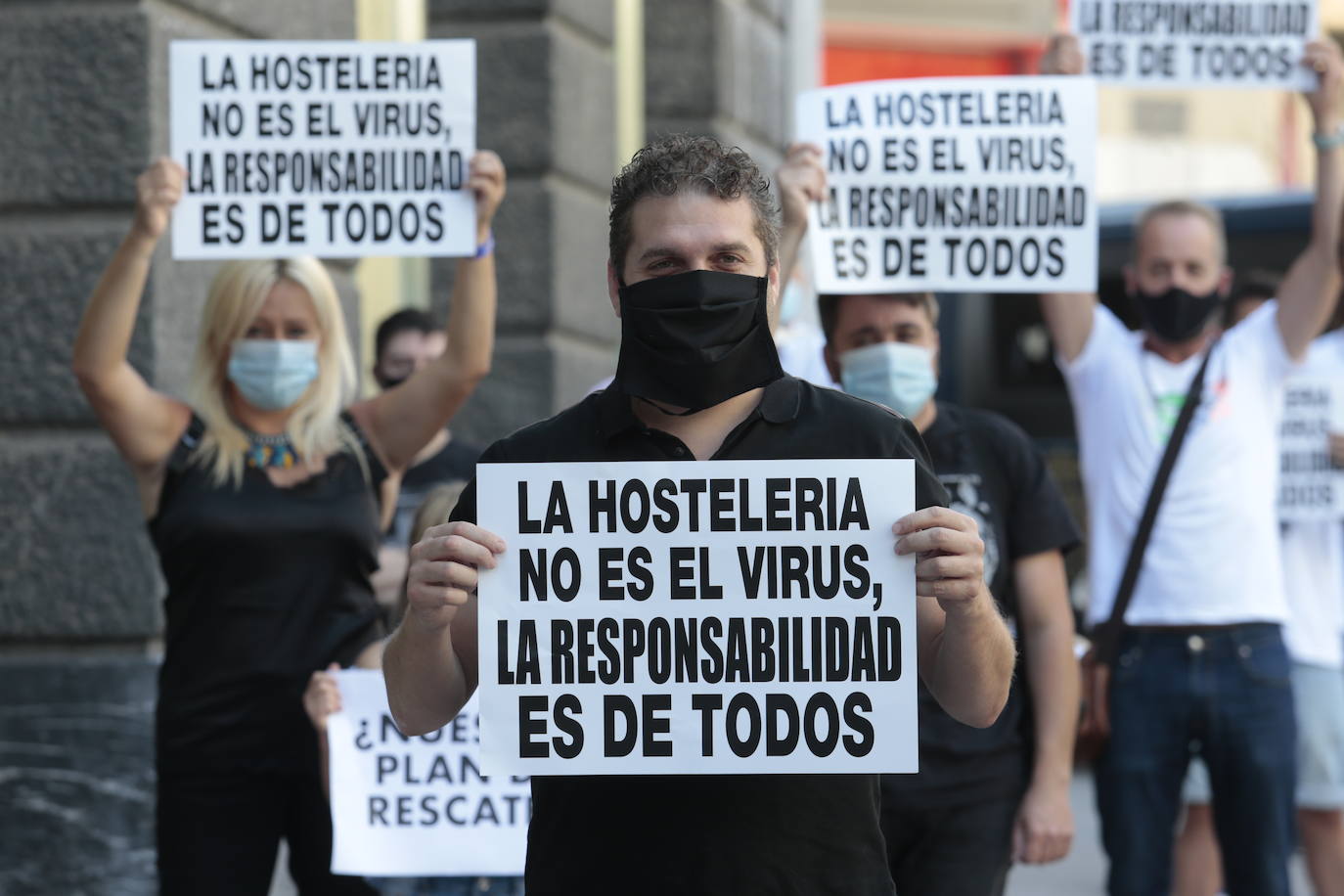Los hosteleros de Asturias protestan contra el límite horario