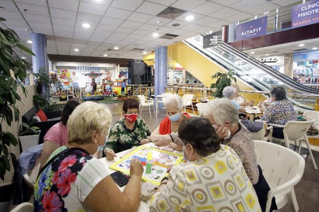 El cierre de los centros sociales deja a más de 2.000 mayores sin actividades