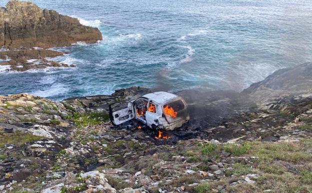 Fallece una mujer al precipitarse con su coche por un acantilado en Tapia