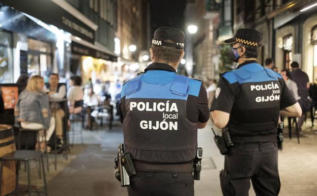 La Policía denuncia en Gijón a 38 locales por incumplir las medidas frente a la COVID-19