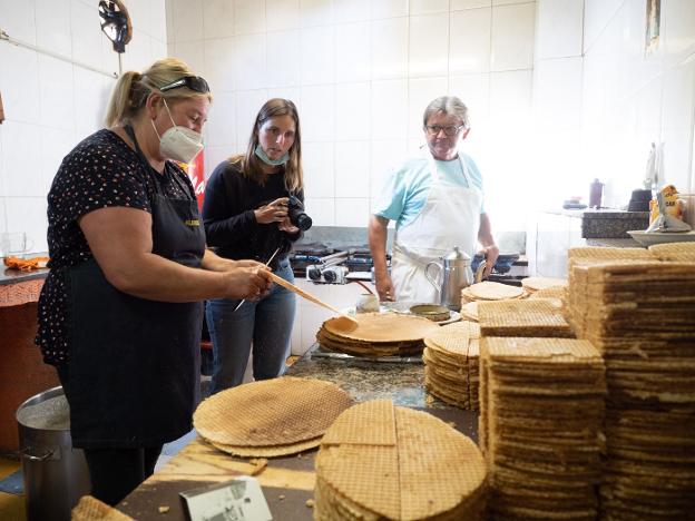 La BBC documenta la tradición de los barquillos de Avilés