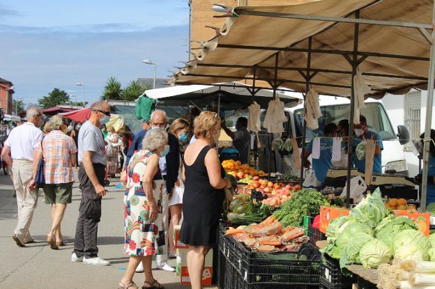 Los compradores avalan la nueva ubicación del mercado de Tapia, alejada del centro