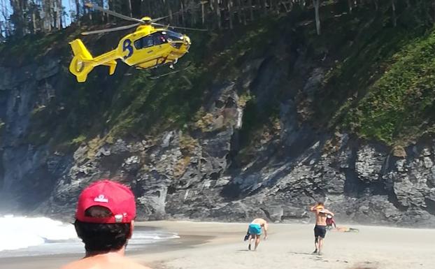 Rescatan a una madre y a su hija que se habían quedado atrapadas en las rocas de la playa de Otur, en Valdés
