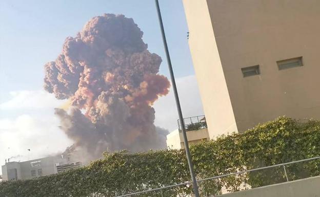 Suben a 50 los muertos tras dos explosiones en el puerto de Beirut
