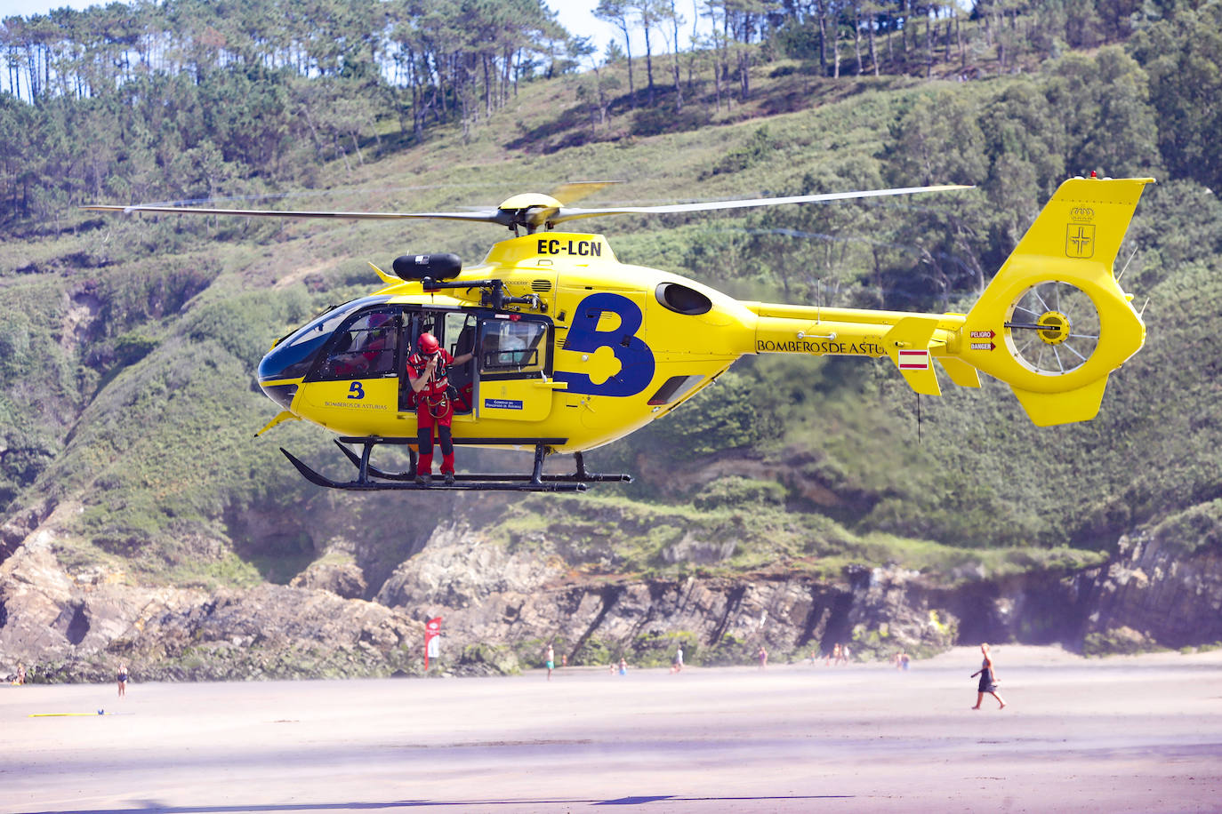 Simulacro de rescate en la playa de la Cueva en Valdés