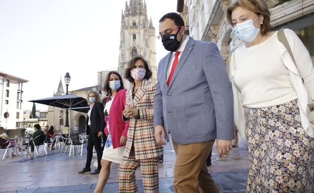 Carmen Calvo, en Oviedo: «El Rey emérito no huye de nada, no está inmerso en ninguna causa»