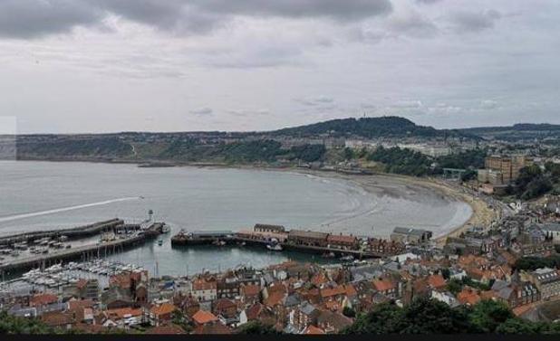 Un niño de diez años, arrastrado por la marea, salva su vida gracias a los consejos que vio por televisión