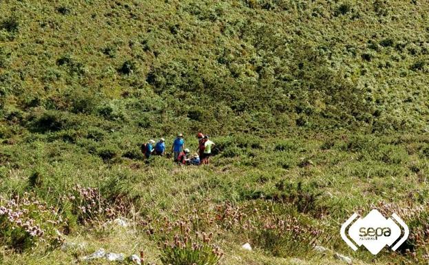 Rescatado un hombre de 70 años indispuesto en una ruta de montaña en Parres
