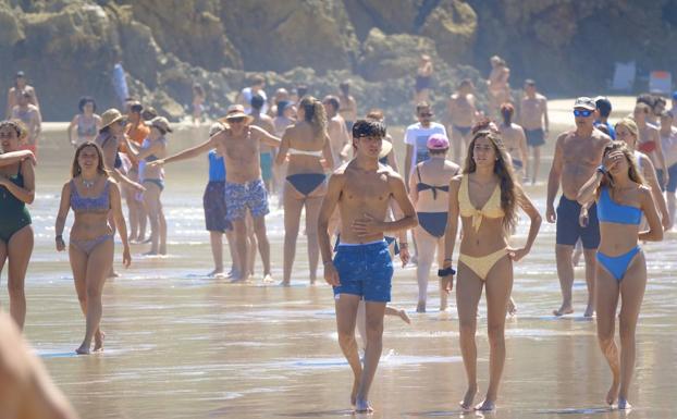 Tiempo en Asturias | El Principado alcanza los 36,5 grados con parte de sus playas llenas