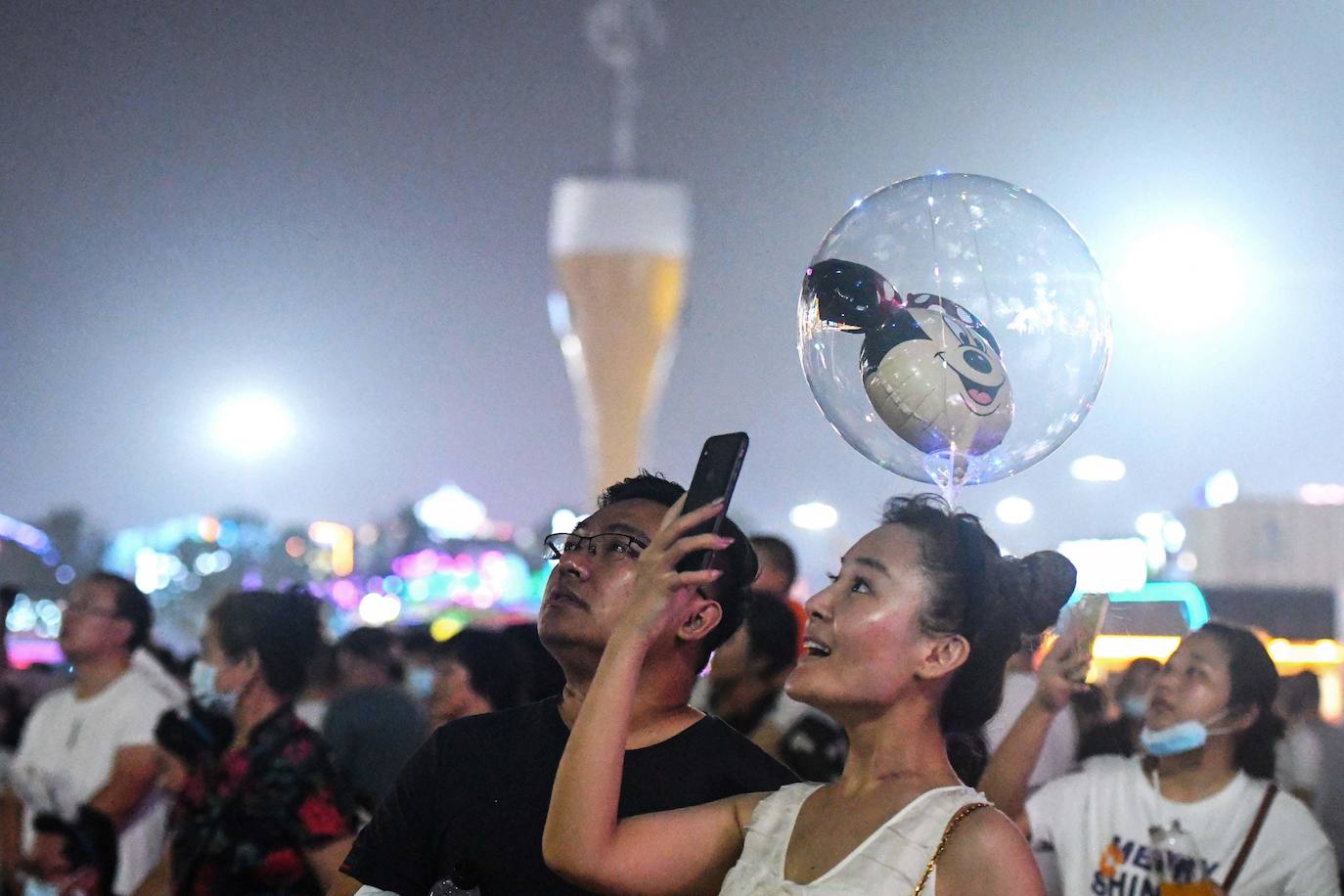 Multitudinaria fiesta de la cerveza pese al coronavirus en China