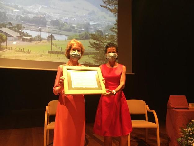 Fernanda Salvatierra evoca los orígenes de su pastelería al recibir el Premio Vegadense del Año