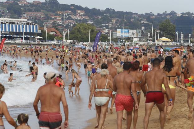 Tiempo en Asturias | El día más caluroso de agosto deja 36 grados y playas con aforos completos