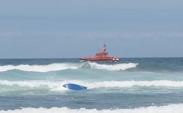 Vuelca una embarcación de recreo frente a la playa de Xagó