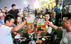Multitudinaria fiesta de la cerveza pese al coronavirus en China