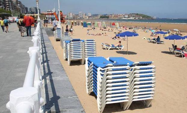 Una mujer se produce graves heridas en un dedo de la mano tras cortarse con su hamaca de la playa