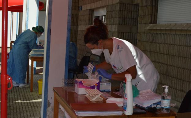 Asturias suma quince nuevos positivos, la mitad que ayer