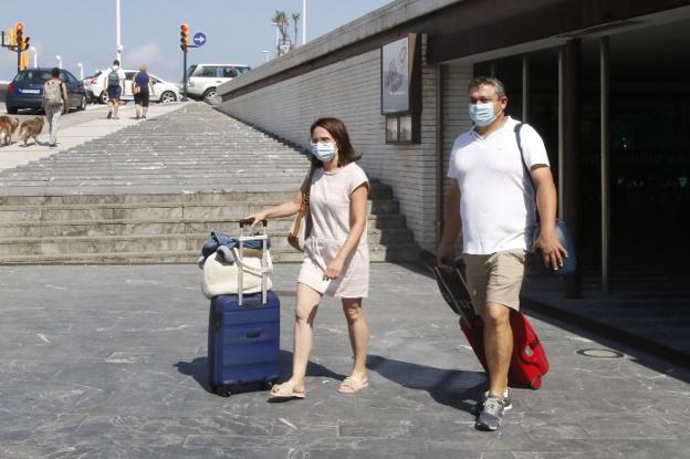 El sector turístico logra llenar en la primera Semana Grande con mascarilla y sin Fuegos