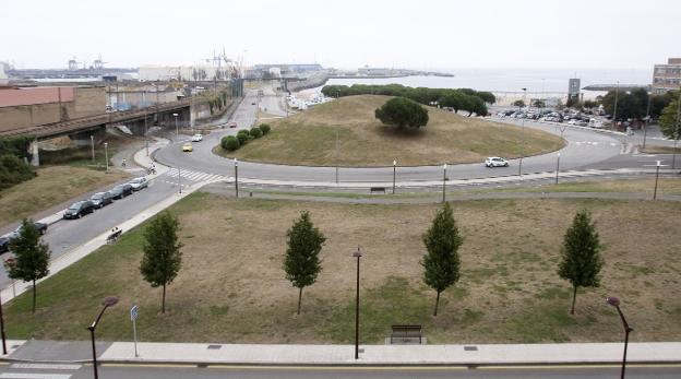 Hallan a un hombre en una rotonda de Gijón que llevaba varios días muerto