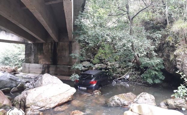 Dos heridos tras caer con su coche al río en Proaza