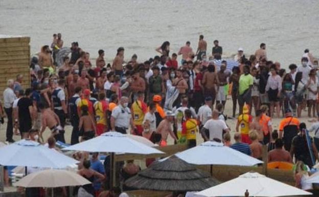 Batalla campal en una playa belga por no respetar las medidas de seguridad