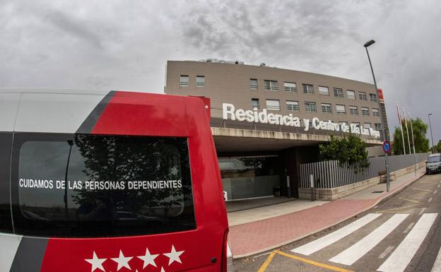 El traslado de ancianos entre residencias extiende un brote en Madrid