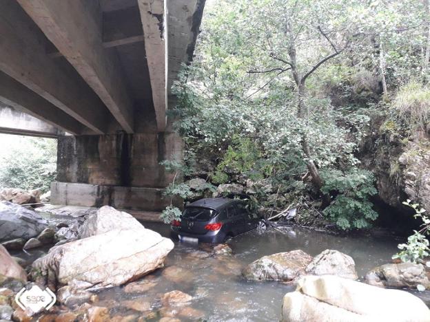 Heridos dos octogenarios al caer con su coche al río desde ocho metros de altura en Proaza