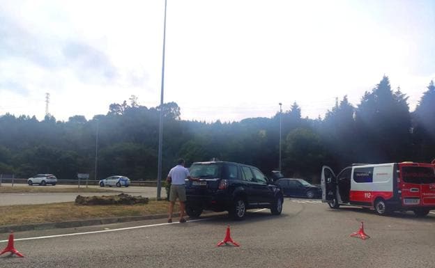 Choque entre tres vehículos en el acceso a la ronda de Luanco
