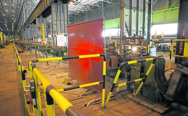 El Gobierno promete a la industria asturiana ayudas y pide que mantenga el empleo