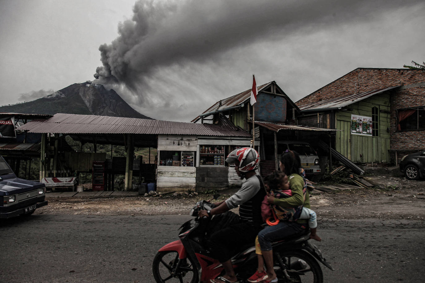 El volcán indonesio de Sinabung entra en erupción