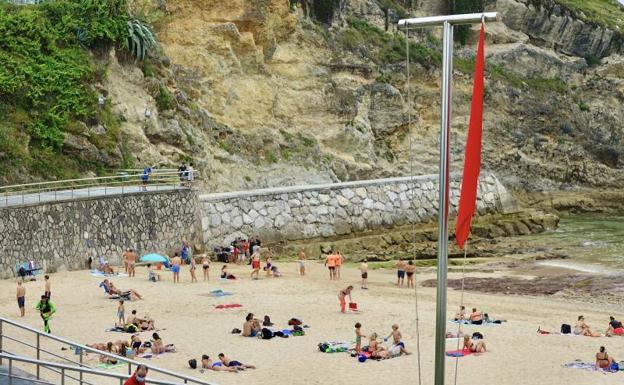 Llanes reabre sus playas a la espera de los resultados de los análisis de sus aguas tras el vertido de gasoil