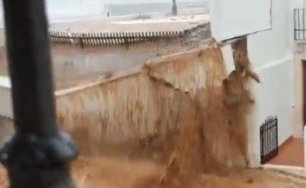 Una tromba de agua provoca importantes destrozos en Estepa, Sevilla