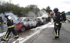Tres heridos, dos coches calcinados y fuertes retenciones en la 'Y'