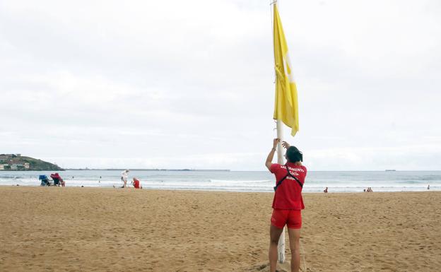 Reabierta la playa de San Lorenzo, cerrada por la aparición de una mancha en el agua