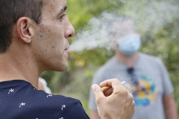 Coronavirus | Asturias, dispuesta a prohibir fumar en terrazas y en espacios públicos si no hay distancia social