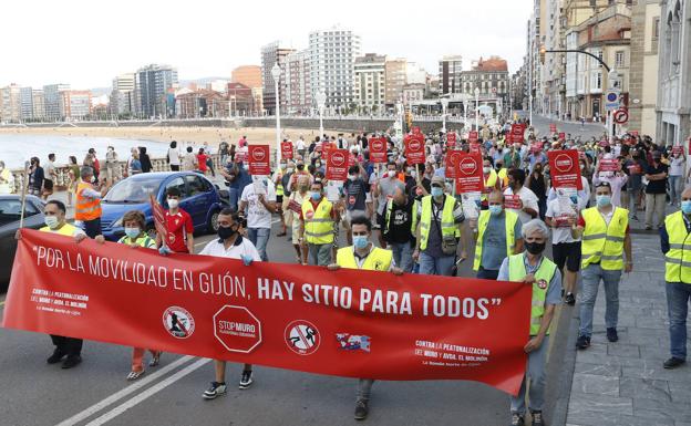Manifestación en Gijón contra las reformas en el Muro