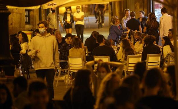 Coronavirus | El Gobierno cierra las discotecas, prohíbe fumar en la calle y limita las reuniones