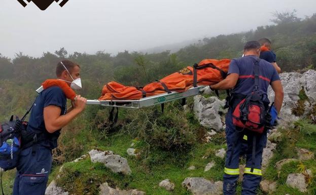 Los Bomberos portean durante kilómetro y medio a un montañero herido en los Lagos