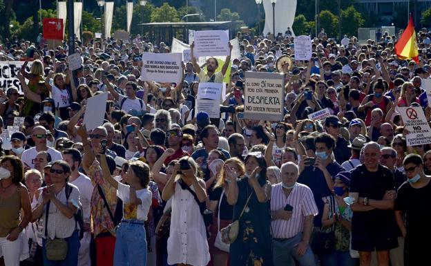 Sin mascarilla ni distancia para protestar en Madrid contra las medidas anticovid