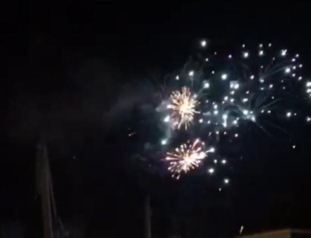 Fuegos artificiales desde los barrios en una noche atípica