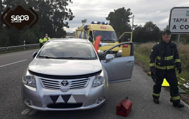 Un herido en un accidente de tráfico entre dos vehículos en El Franco