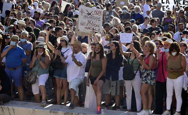 El plantón de Miguel Bosé a los manifestantes antimascarilla a los que alentó