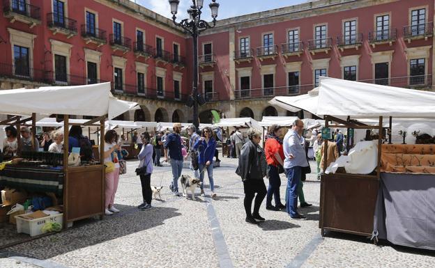 El Mercáu de la Plaza Mayor de Xixón pon en marcha 'A mercar cola llingua'