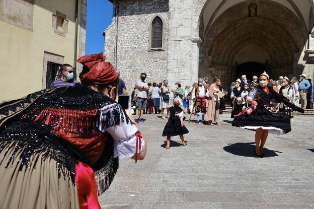 El santo contra las pandemias emociona en Llanes frente al virus