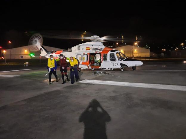 Rescatan a dos náufragos croatas a cuarenta millas al norte de Cabo Peñas